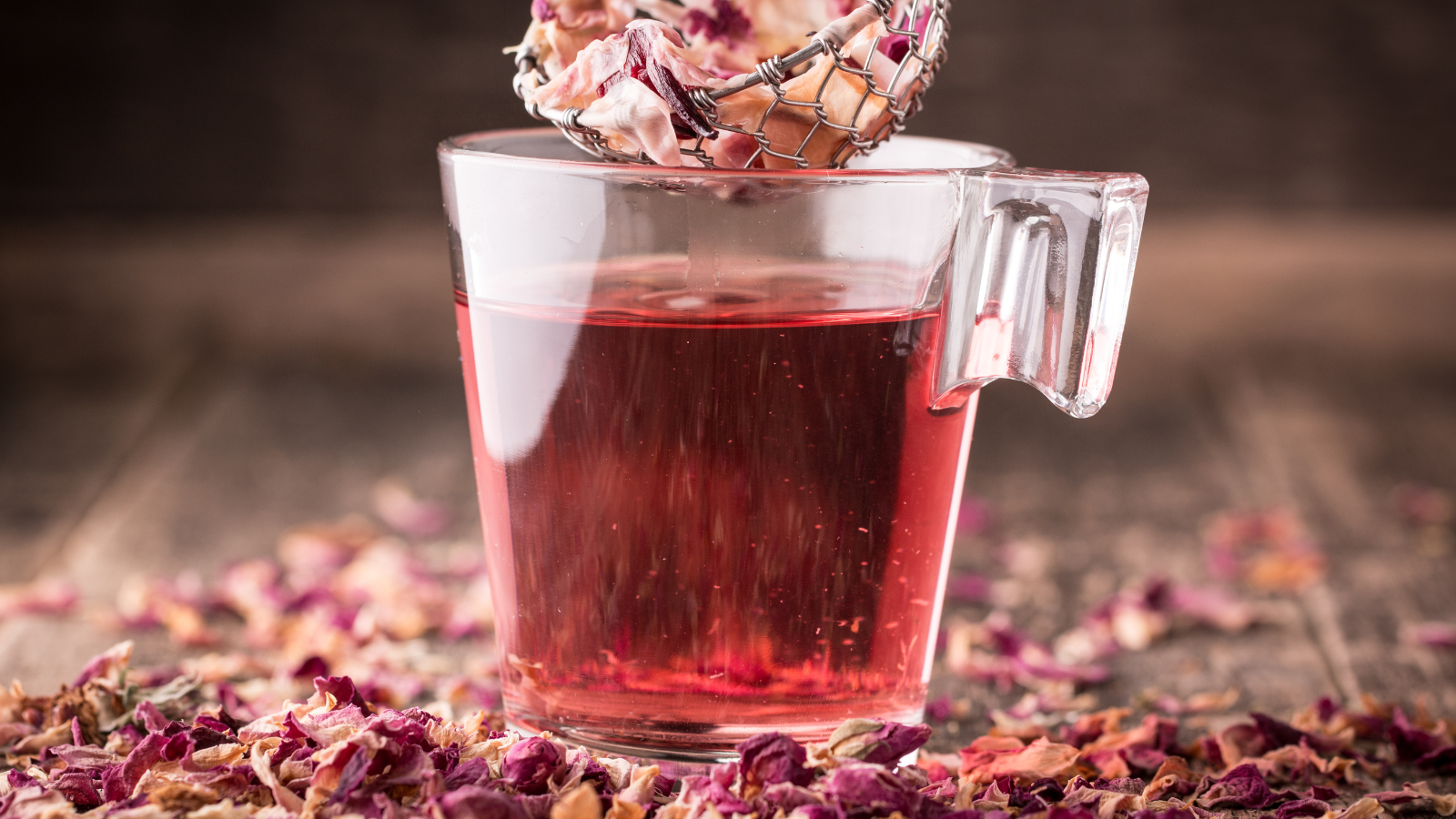 Rosenwasser neu definiert: Warum 1 kg Rosenblüten pro Liter alles verändert