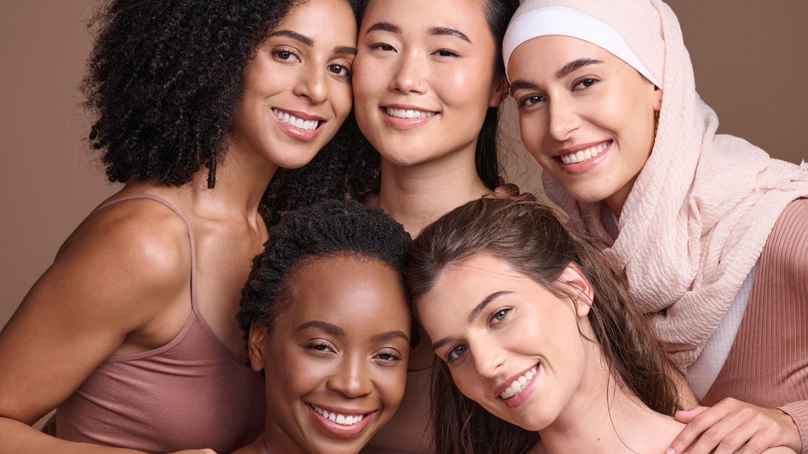 Mehrere Frauen, die lächeln und posieren 