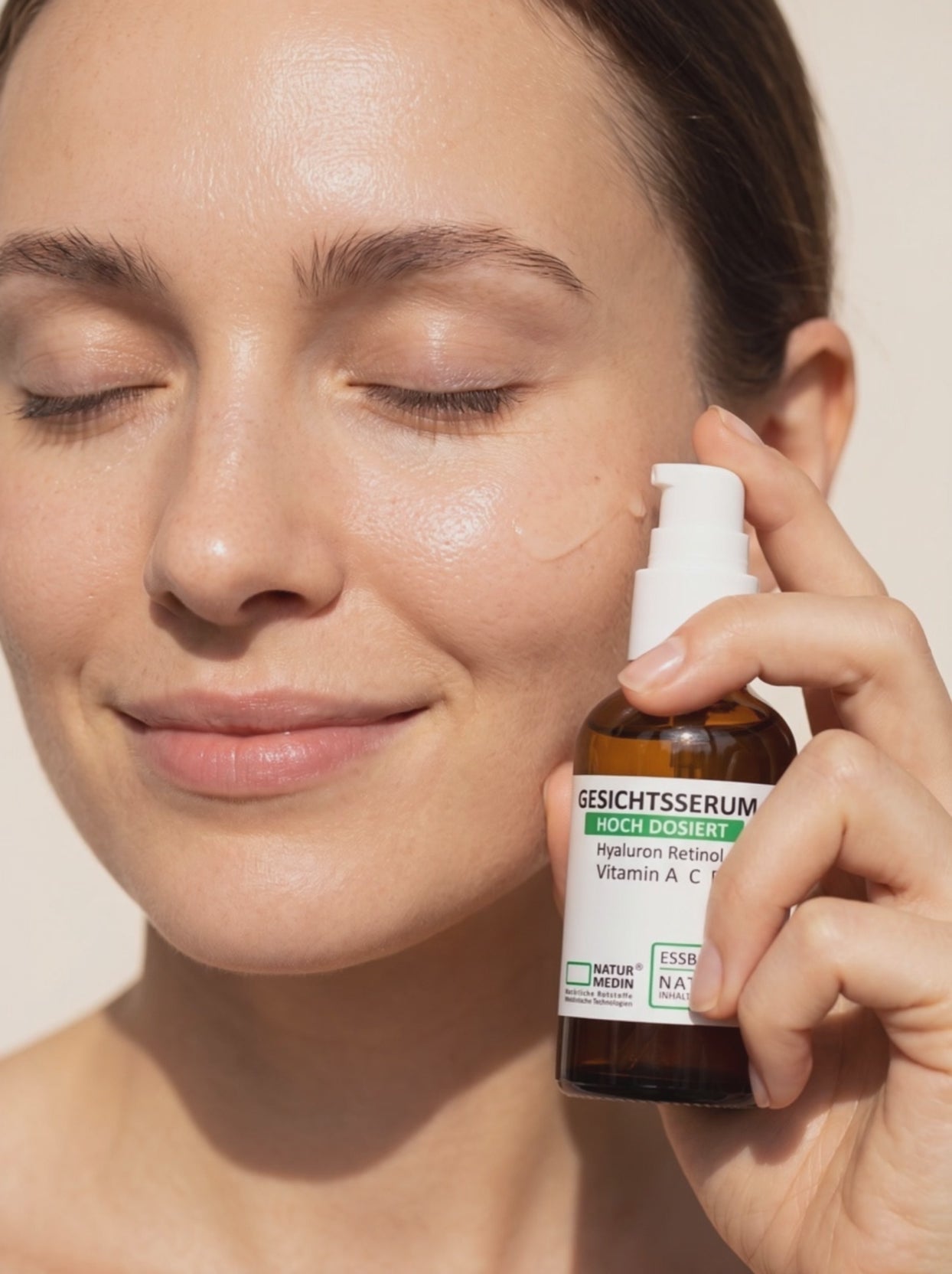 Video laden: Hyaluron ACE Serum – hochdosierte Pflege aus nur 4 Inhaltsstoffen